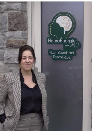 M.C, praticienne en Neurofeedback Dynamique, devant son cabinet NeuroÉnergie